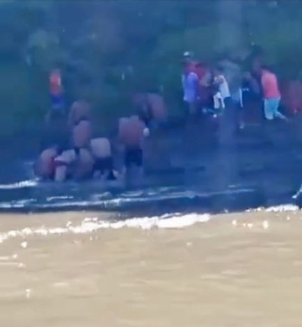 Мужчина прыгнул в воду за собакой, но люди уверены - он не всплывёт. Они засняли, как его дух отошёл на небо