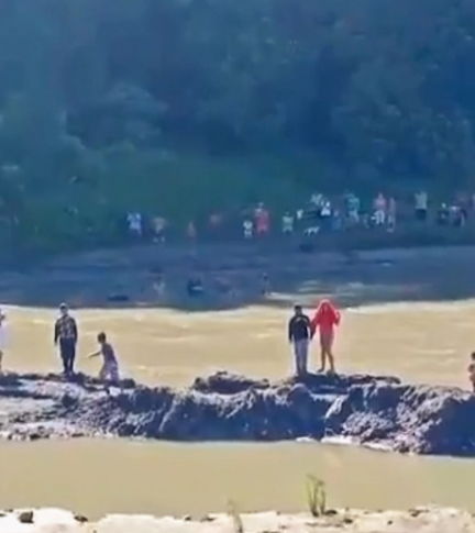 Мужчина прыгнул в воду за собакой, но люди уверены - он не всплывёт. Они засняли, как его дух отошёл на небо