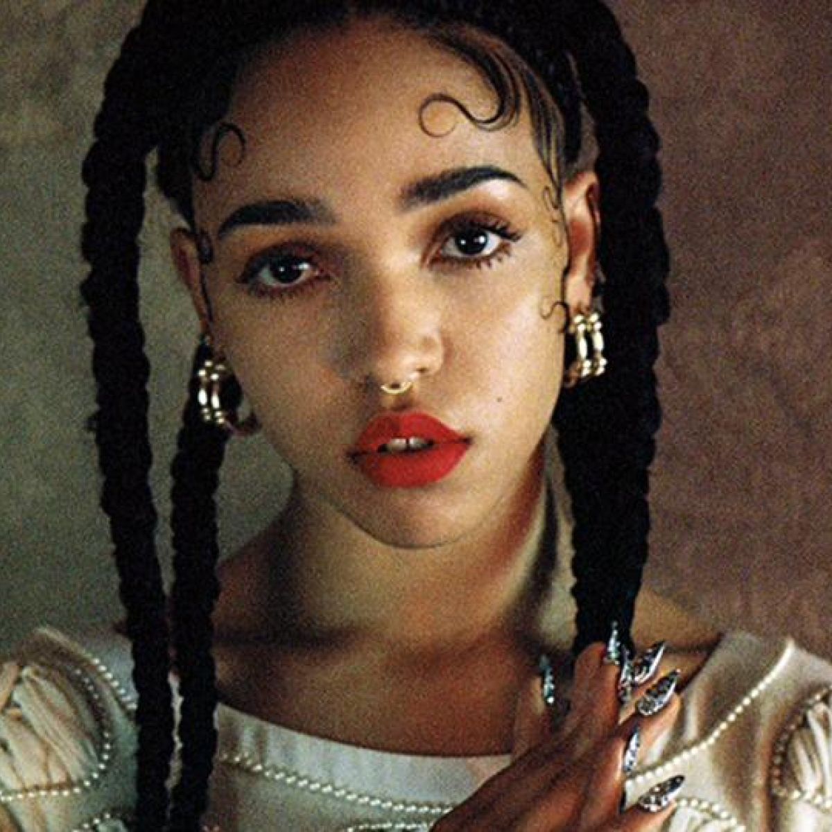 FKA Twigs подала в суд на Шайю ЛаБафа за издевательство и абьюз. Но у людей вопросы появились и к самой жертве