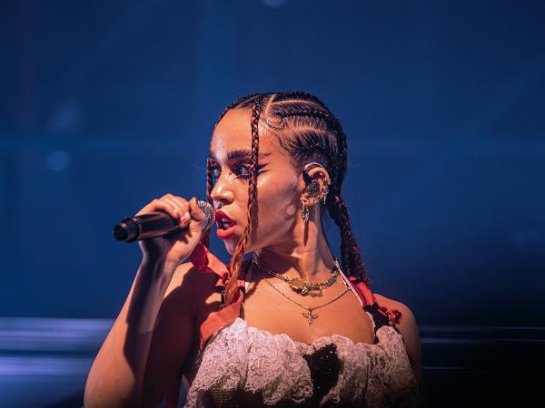 FKA Twigs подала в суд на Шайю ЛаБафа за издевательство и абьюз. Но у людей вопросы появились и к самой жертве