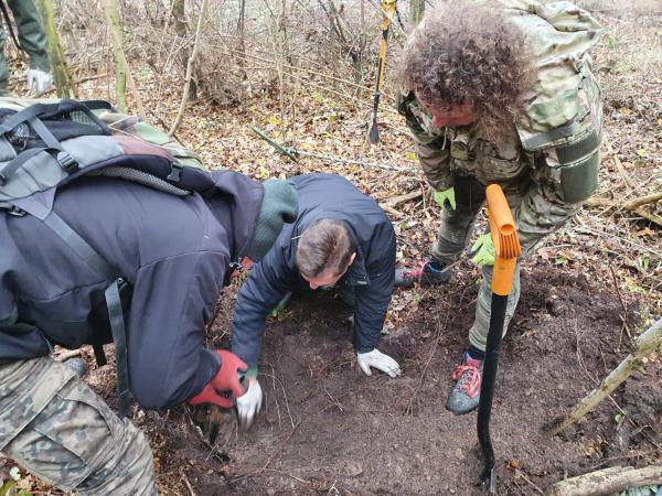 Документалисты снимали фильм о войне, но зашли слишком далеко. Лесной тайник открыл им тайны прошлого