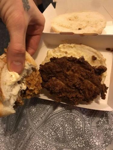 Парень потратил все деньги на KFC, но чуть не сломал зубы. Теперь он знает, в каком блюде не стоит убирать соус