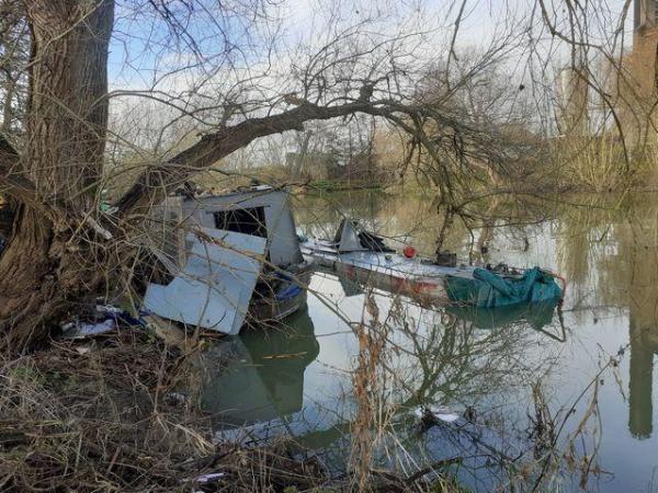 Гуляющие обнаружили на берегу реки старый гроб. Удивление ждало впереди - появился хозяин и уплыл в нём домой