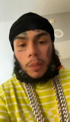 Репер 6ix9ine хотел подколоть Lil Nas X, но тот кинул ответочку. Да так, что к обидчику появились вопросики