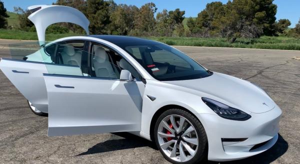 Tesla спасла жизнь водителю, переиграв угонщика. Вышло настолько круто, что в восторге остался сам Илон Маск