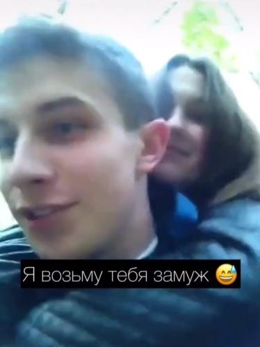 Люди нашли видео, где пара в юности договорилась поженится и сдержала слово. Но вид невесты, разбил сердечко