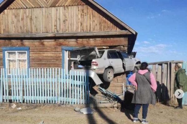 В Улан-Удэ случилось ДТП с участием "Бэтмобиля". Увидев, где именно застряла машина, другие версии пропадают