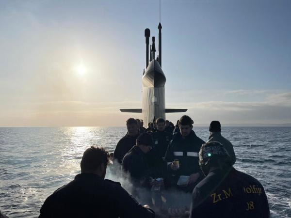 Моряки показали, как жарить шашлыки на подлодке. Красиво отдохнуть им не помешало даже боевое дежурство