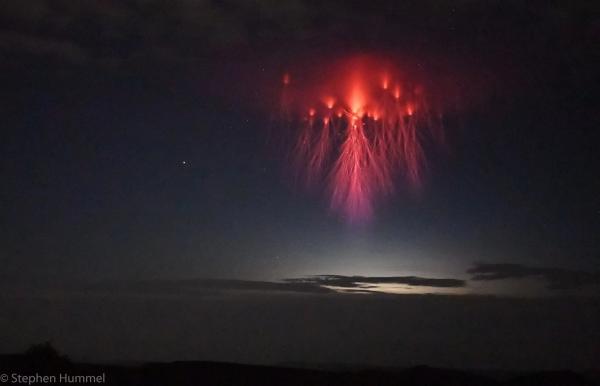 Фотограф заснял небо, и вышло лучше чем в игре. Редкое явление, попавшее на снимок - глитч в реальности