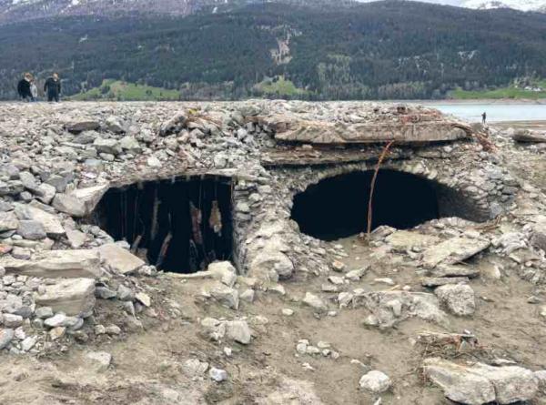 Рабочие осушали озеро и увидели ступени под водой. Горло каждого пересохло, когда они поняли, куда те ведут