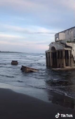 Турист нашёл на пляже в Чили замок, стоящий в воде. Правду о нём не знают даже местные