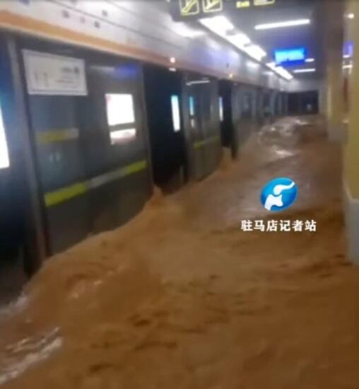 Поезд метро на видео затопило водой в Китае