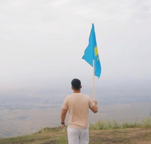 Казахский блогер сжёг флаг ЛГБТ и попиты. Так он показал, что в стране нет места пропаганде