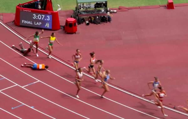 Эфиопская спортсменка упала на видео, но всё равно выиграла забег на Олимпиаде