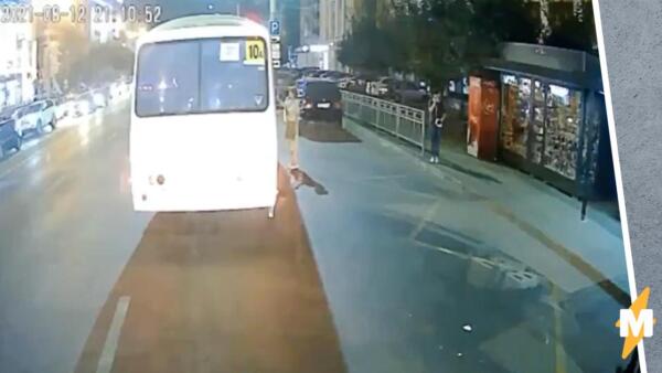 На видео взрыва автобуса в Воронеже женщина сажает подростка с пакетами и уходит