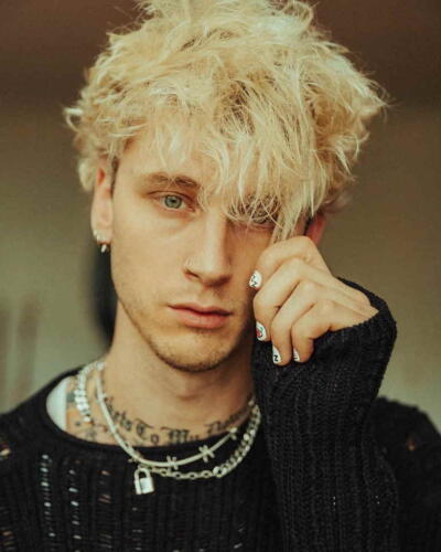 Рэпер Machine Gun Kelly показал фото с бритой головой и сказал, что избавился от волос