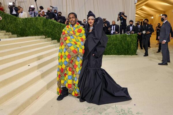 Пока звёзды блистали в нарядах на Met Gala, A$AP Rocky не мудрил и уютно завернулся в одеяло