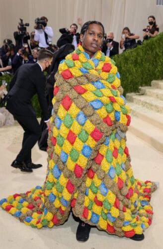 Пока звёзды блистали в нарядах на Met Gala, A$AP Rocky не мудрил и уютно завернулся в одеяло