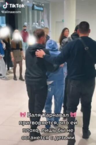 Зрители восхитились Мари Краймбрери, но злы на Валю Карнавал. Блогерша убежала от них в толпе охраны