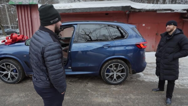 В Сети ругают блогера Асхаба Тамаева за подаренное Мураду авто. "Наградил" за обман таксиста