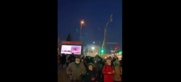 Как проходят митинги против военной операции в Украине. В видео полиция ведёт задержанную блокадницу