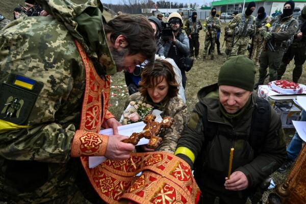 Молодожёны показали свадьбы во время спецоперации в Украине. На фото — невеста в военной форме и фате