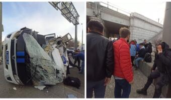 Автозак с задержанными на митинге в Москве попал в ДТП. На видео спецмашина врезалась в столб