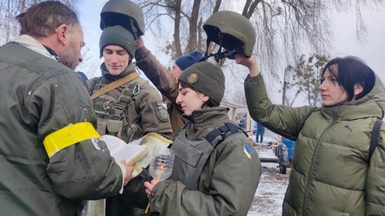 Молодожёны показали свадьбы во время спецоперации в Украине. На фото — невеста в военной форме и фате