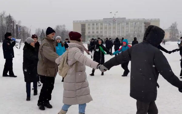 Как прошли митинги в городах России. На видео -- "задержанный" велосипед и поющие в хороводе ижевчане