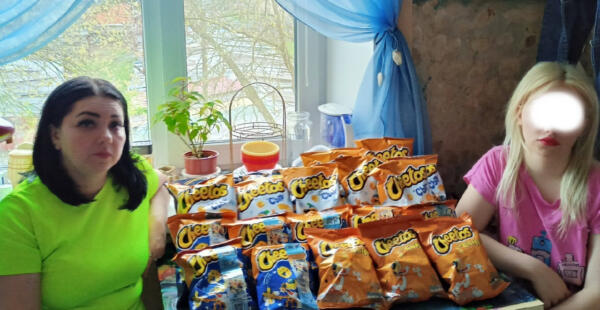 Унылые лица на снимках с Cheetos и Lay’s. Волонтёры из Тулы раздали семьям чипсы, сняв фотоотчёт