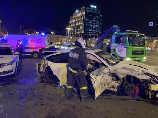 Блогер Некоглай почти плакал после ДТП в Москве. Обходил разбитый Porshe, радуясь, что остался жив