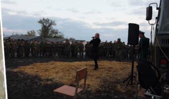 Артисты спели военным в зоне СВО песню «Группа крови». На видео вместо сцены — настил из сена