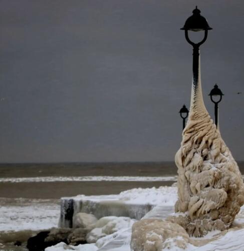 Дома в Канаде превратились в ледяные дворцы. На фото - город как из сказки