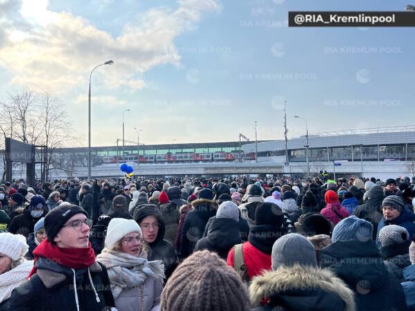 Как участники митинга в Лужниках спасаются от холода. В ожидании начала греются в туалетах и отжимаются